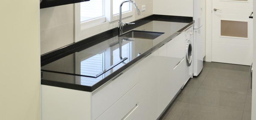 Cocina Estilo contemporaneo Color blanco, gris, negro  diseñado por Mirmen Arquitectura - Interiorismo - Reformas | Arquitecto | Copyright Mirmen Arquitectura