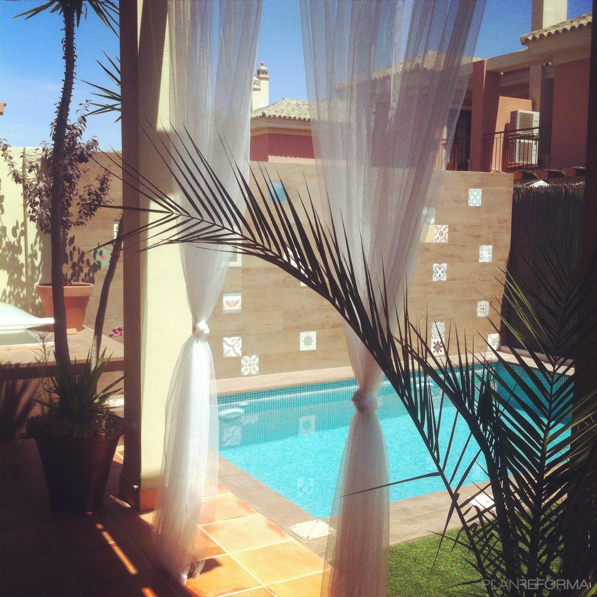 Piscina, Porche, Jardin style tradicional color beige, marron, marron  diseñado por Gema Muñoz | Interiorista | Copyright Es mia