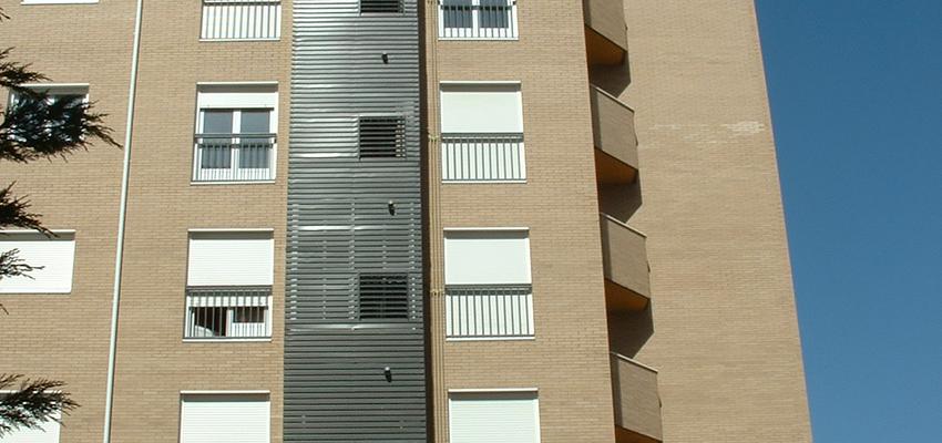 Balcon, Exterior style contemporaneo color beige, blanco, gris  diseñado por LUMAR PD SLU | Arquitecto 