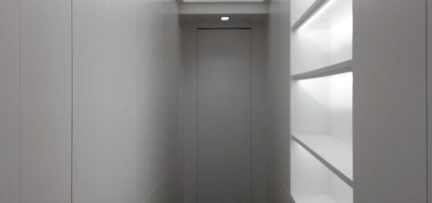 Pasillo Estilo vanguardista Color marron, blanco  diseñado por Trust Mario | Gremio 