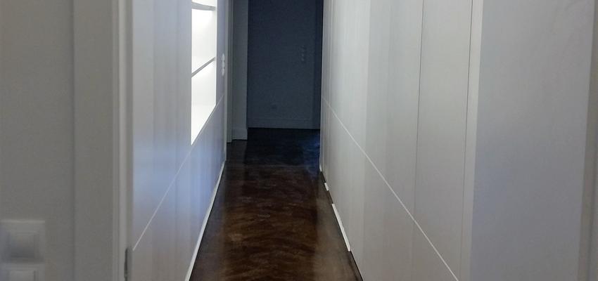 Pasillo Estilo moderno Color marron, blanco  diseñado por Trust Mario | Gremio 