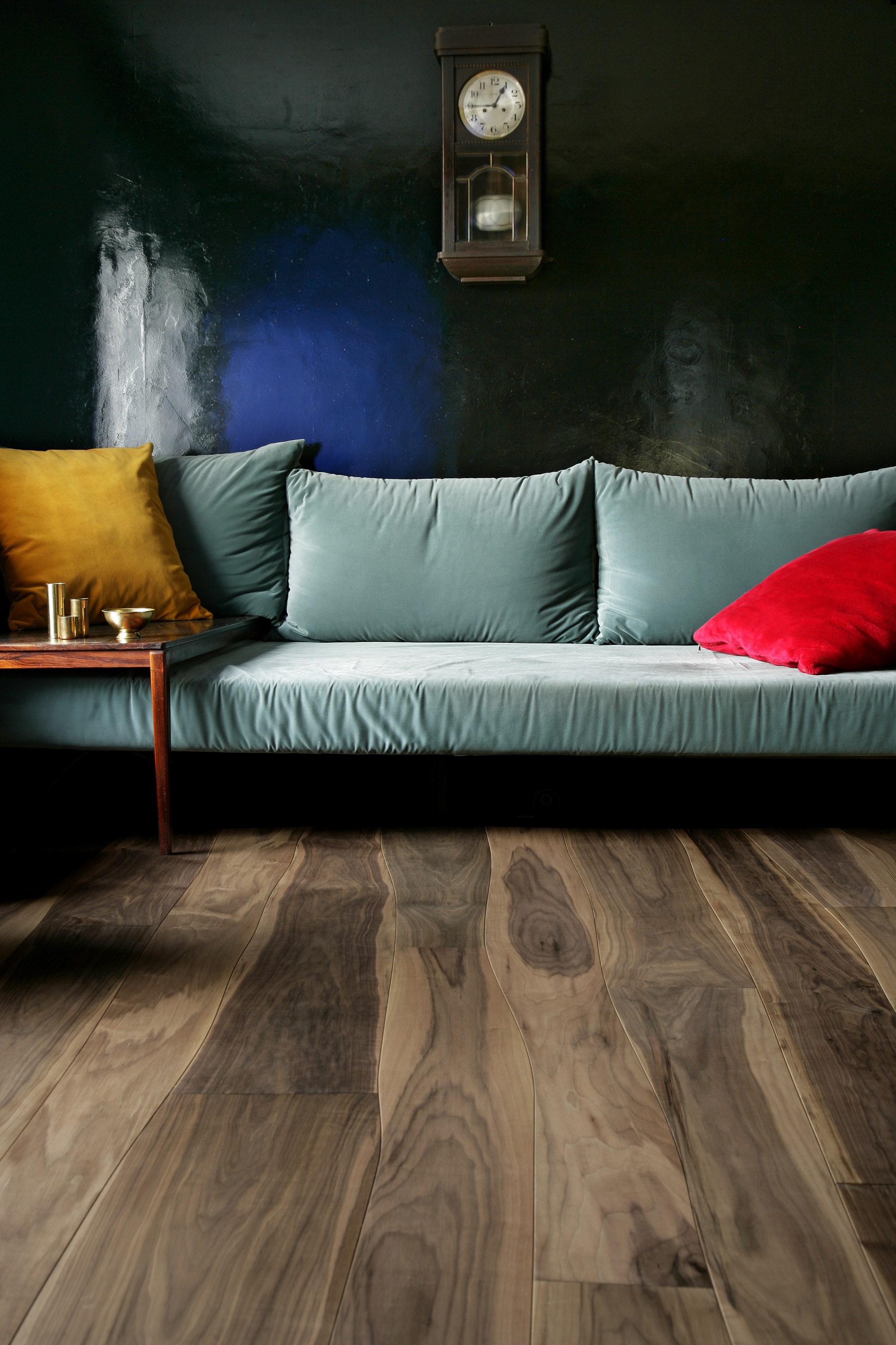 Sala de la TV style rustico color rojo, ocre, azul cielo, marron  diseñado por PARQUÉ BOLEFLOOR | Marca colaboradora | Copyright Bolefloor