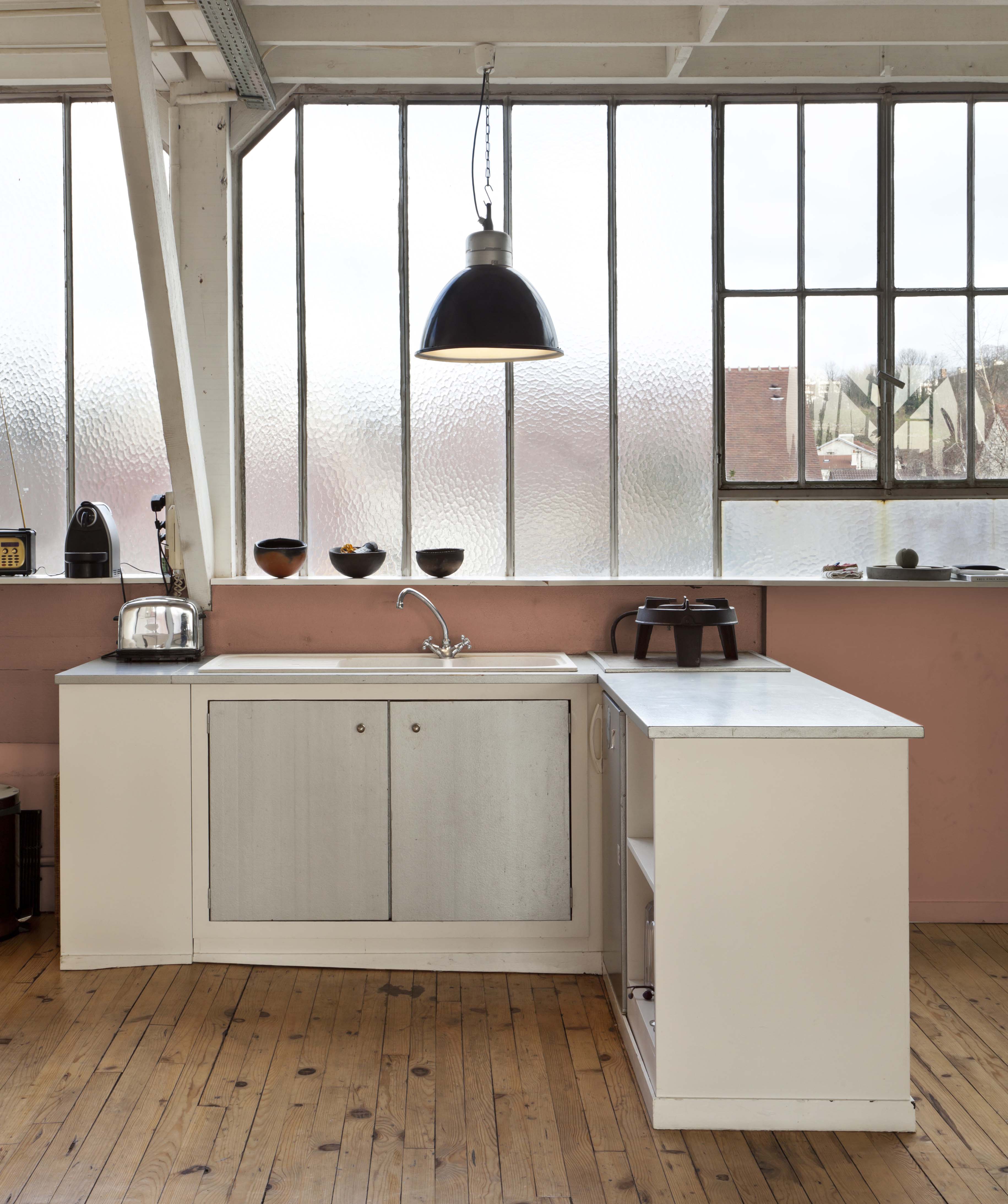 Cocina style contemporaneo color rosa, beige, marron, plateado  diseñado por Valentine | Marca colaboradora | Copyright Royalty Free