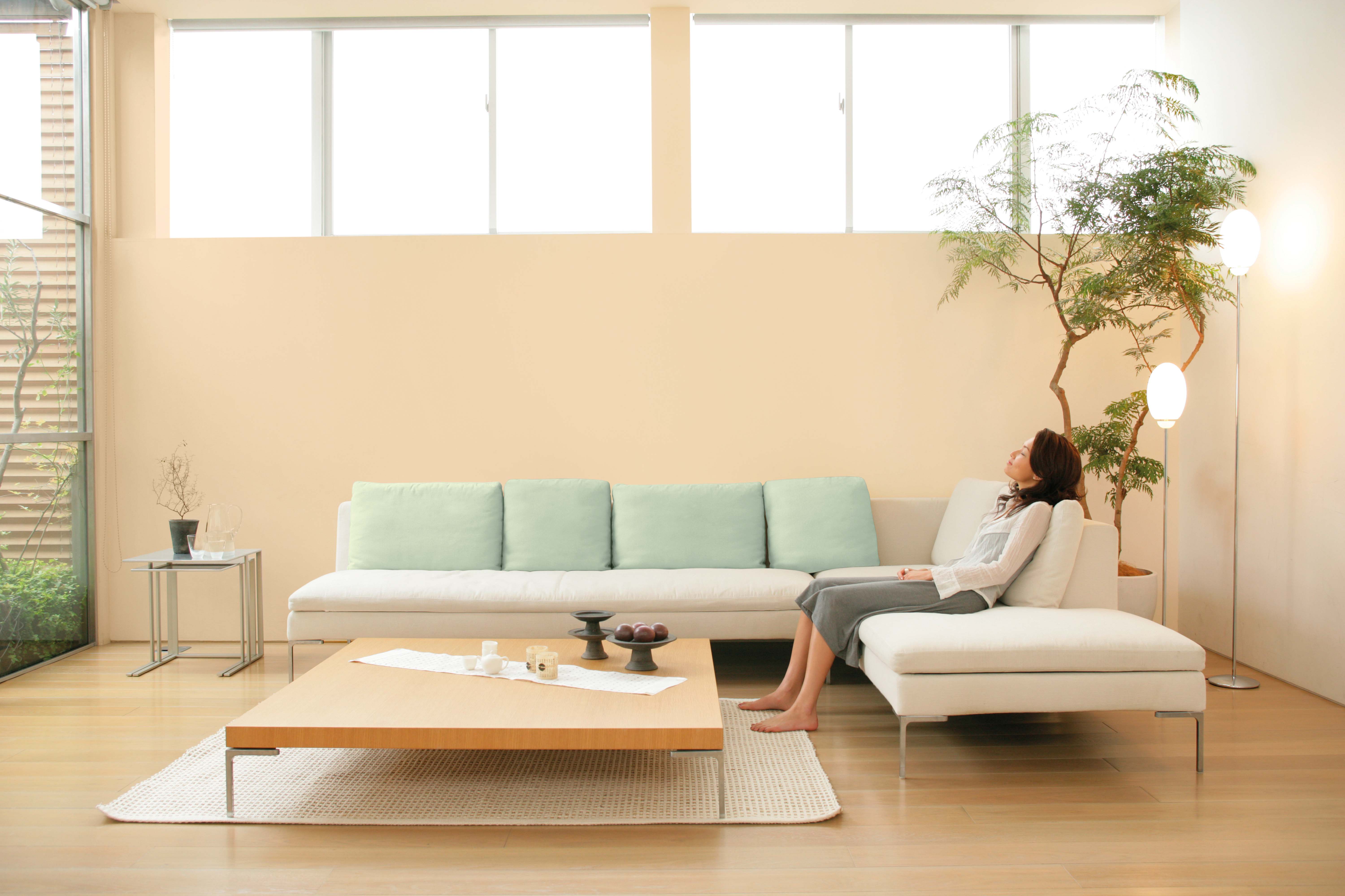 Salon style contemporaneo color azul cielo, beige, marron, blanco  diseñado por Valentine | Marca colaboradora | Copyright Royalty Free