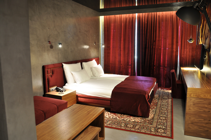Dormitorio Estilo clasico Color rojo, marron, blanco, gris  diseñado por tecnocemento | Marca colaboradora | Copyright Tecnocemento