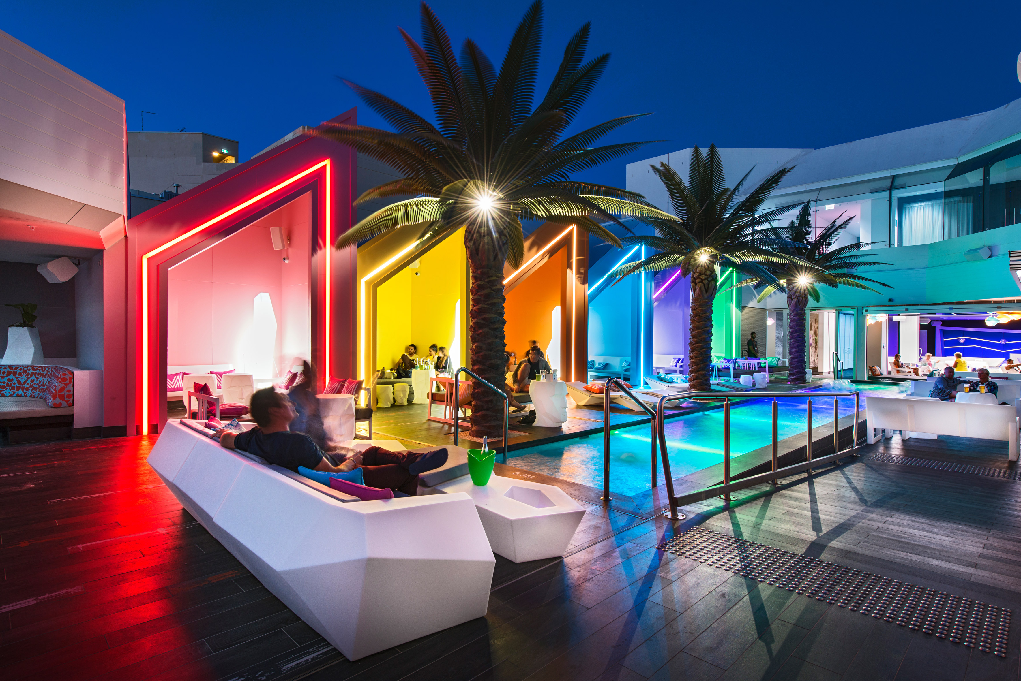 Piscina, Porche, Exterior style contemporaneo color rojo, amarillo, verde, azul, blanco, negro  diseñado por Vondom | Marca colaboradora 