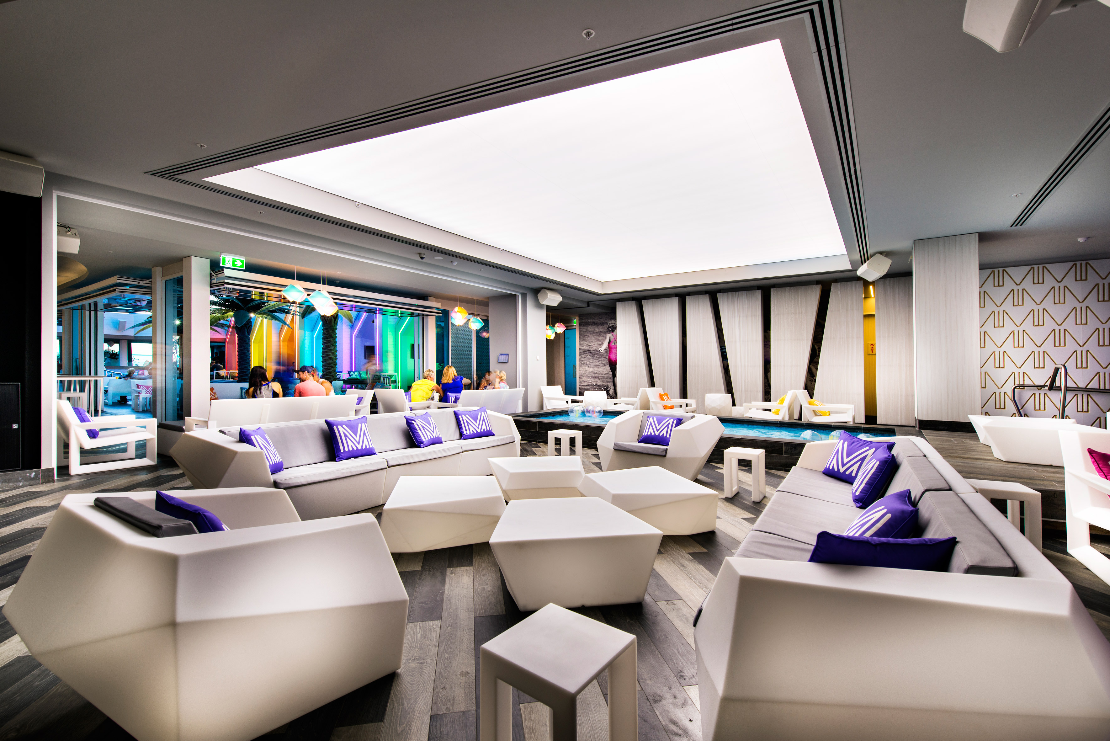 Porche, Exterior, Restaurante style contemporaneo color rojo, amarillo, azul, violeta, blanco  diseñado por Vondom | Marca colaboradora 