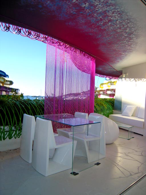 Porche, Exterior, Restaurante style contemporaneo color verde, rosa, blanco  diseñado por Vondom | Marca colaboradora 