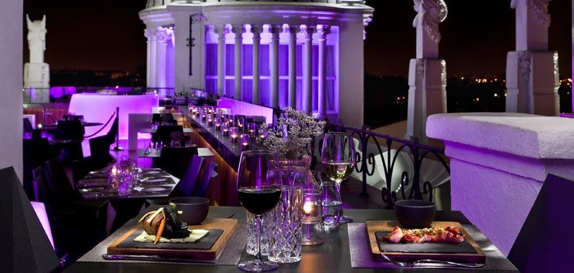 Terraza, Restaurante, Cafeteria, Hotel style contemporaneo color azul, violeta, blanco, negro  diseñado por Vondom | Marca colaboradora 