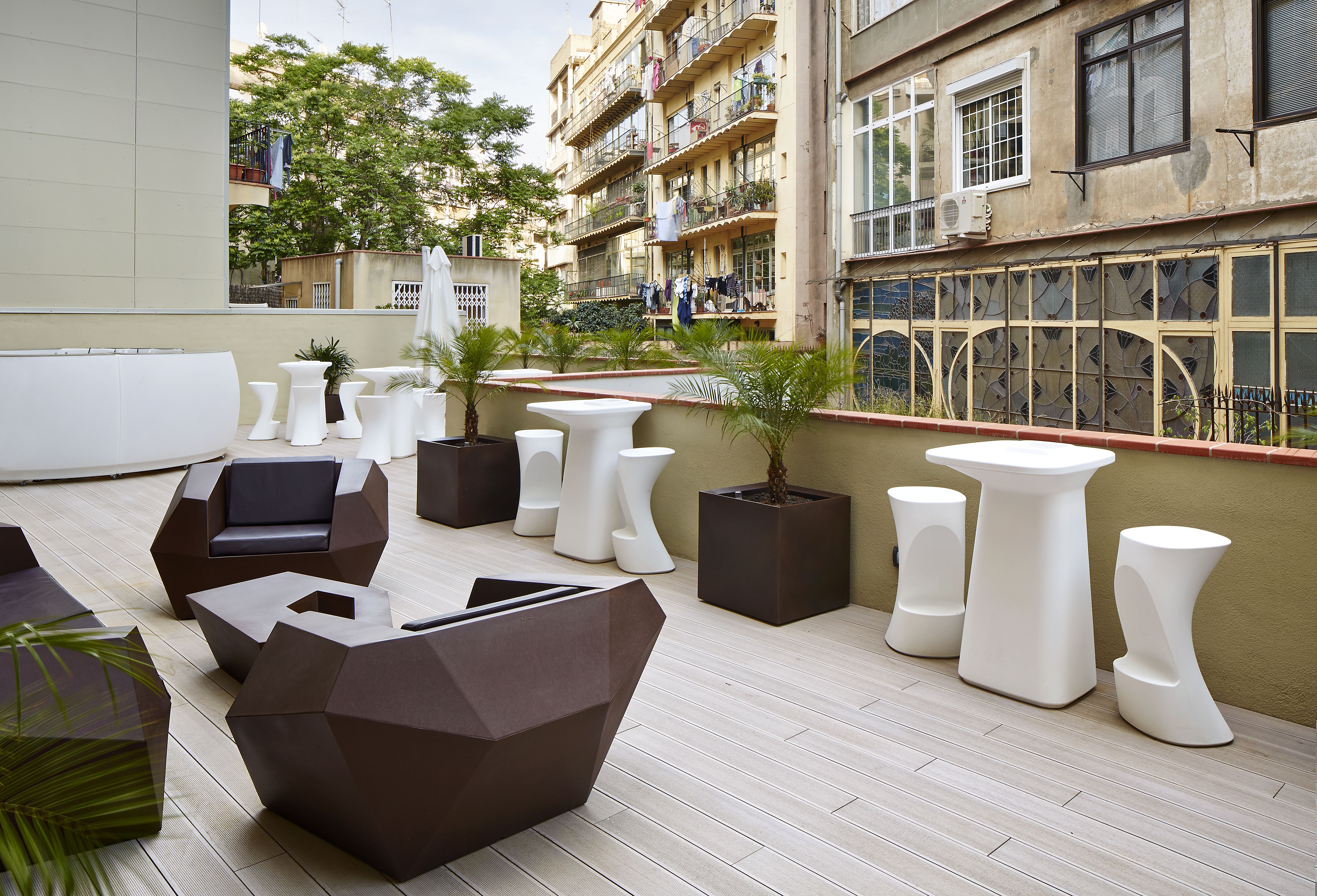 Terraza, Porche, Restaurante, Cafeteria, Hotel style contemporaneo color marron, beige, blanco  diseñado por Vondom | Marca colaboradora 