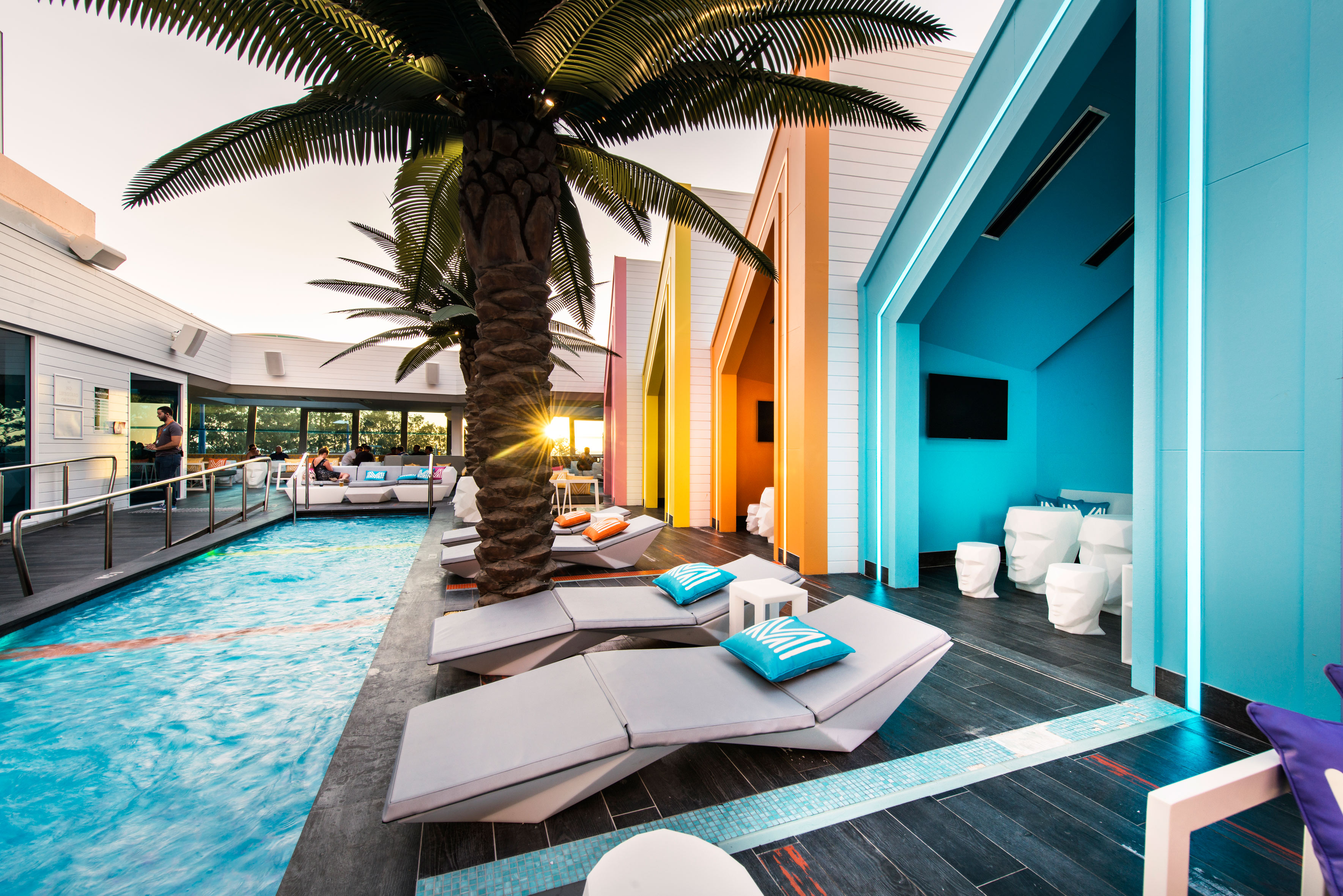 Piscina, Porche, Exterior, Cafeteria style contemporaneo color rosa, amarillo, azul, rosa, blanco  diseñado por Vondom | Marca colaboradora 
