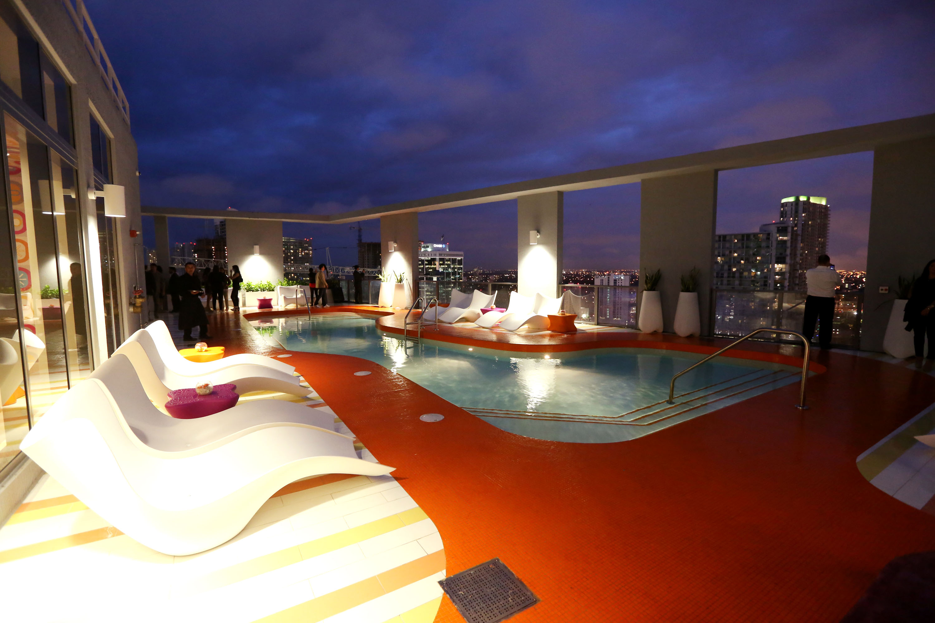 Piscina, Hotel style contemporaneo color rojo, azul, blanco  diseñado por Vondom | Marca colaboradora 