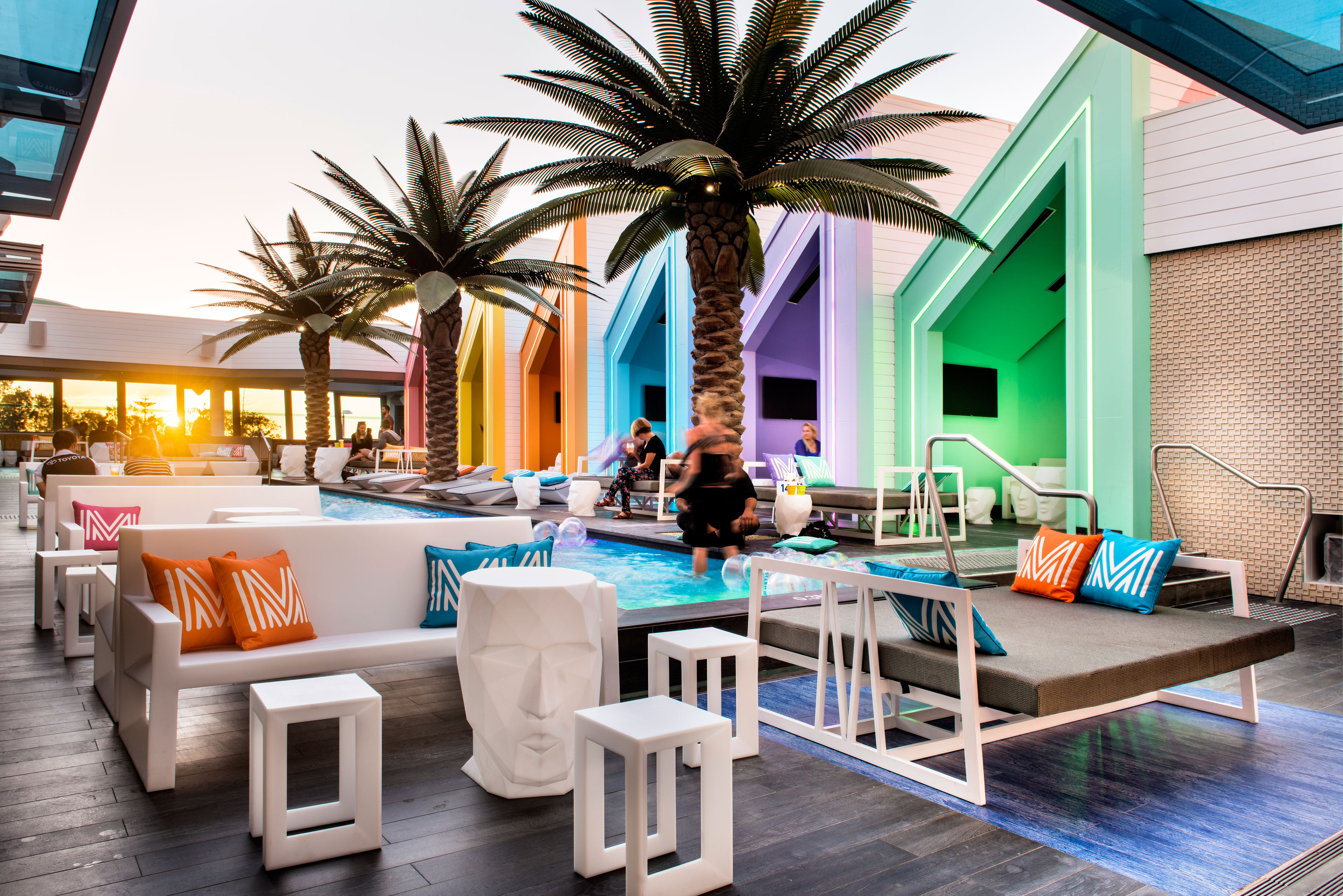 Piscina, Porche, Exterior, Cafeteria style contemporaneo color rojo, turquesa, violeta, blanco  diseñado por Vondom | Marca colaboradora 