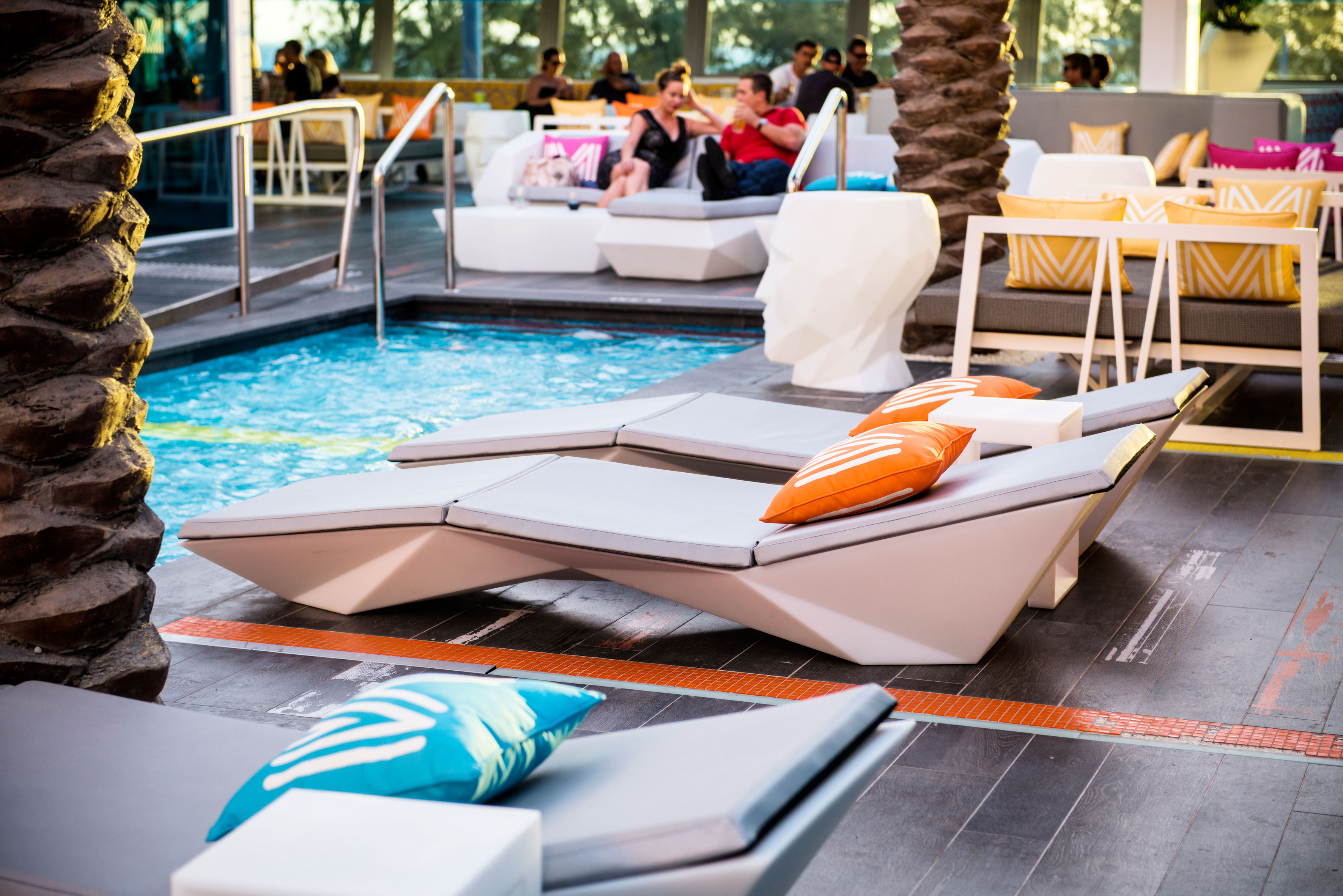 Piscina, Exterior, Cafeteria style contemporaneo color ocre, azul, blanco  diseñado por Vondom | Marca colaboradora 