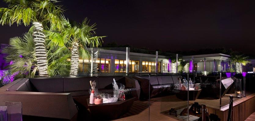 Terraza, Exterior, Bar, Hotel style contemporaneo color azul, violeta, negro  diseñado por Vondom | Marca colaboradora 
