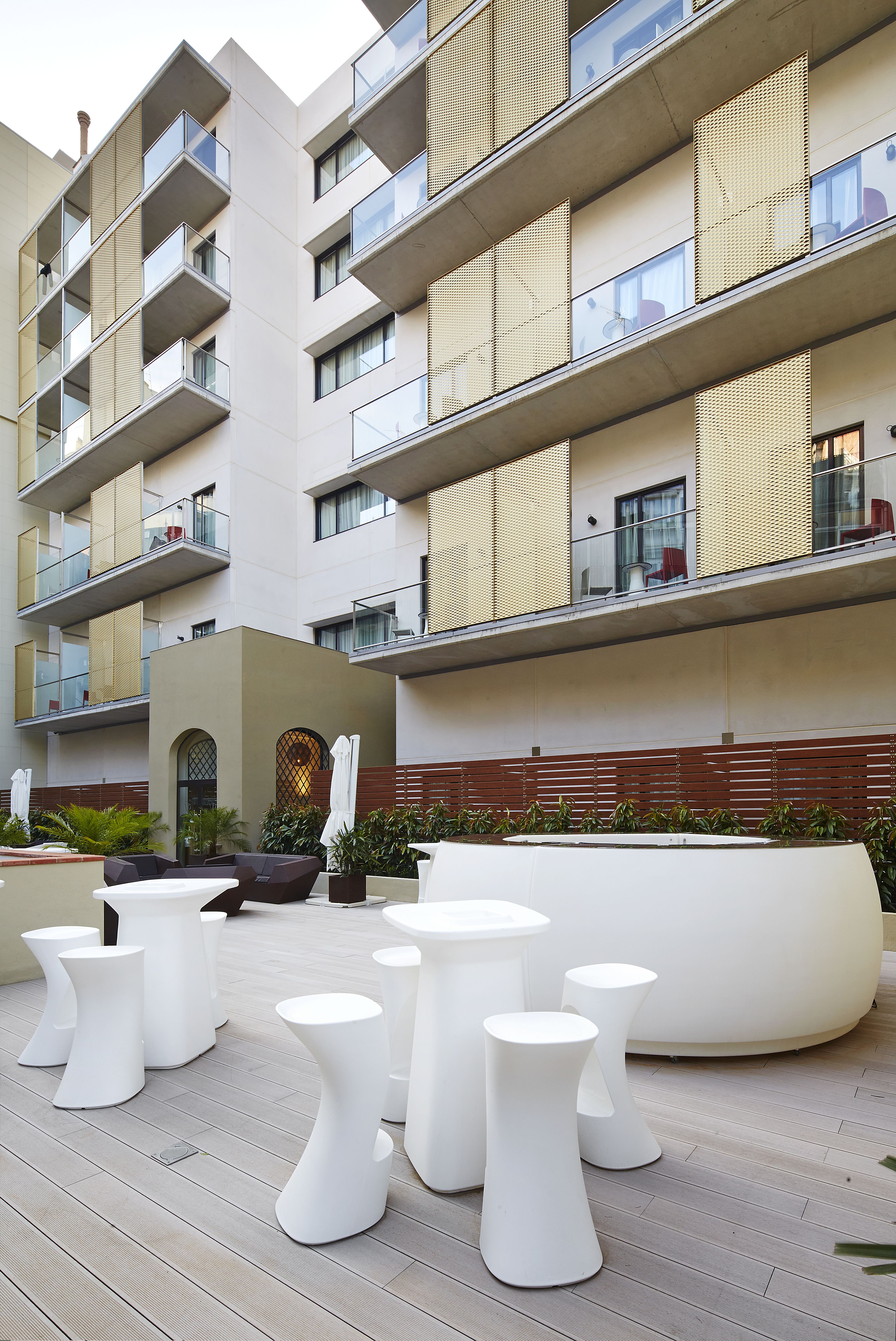 Balcon, Exterior, Restaurante, Hotel style contemporaneo color beige, blanco, negro  diseñado por Vondom | Marca colaboradora 