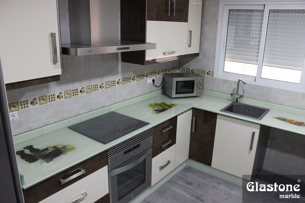 Cocina style tradicional color beige, gris, gris  diseñado por Glastone Marble, S.L.U. | Marca colaboradora 