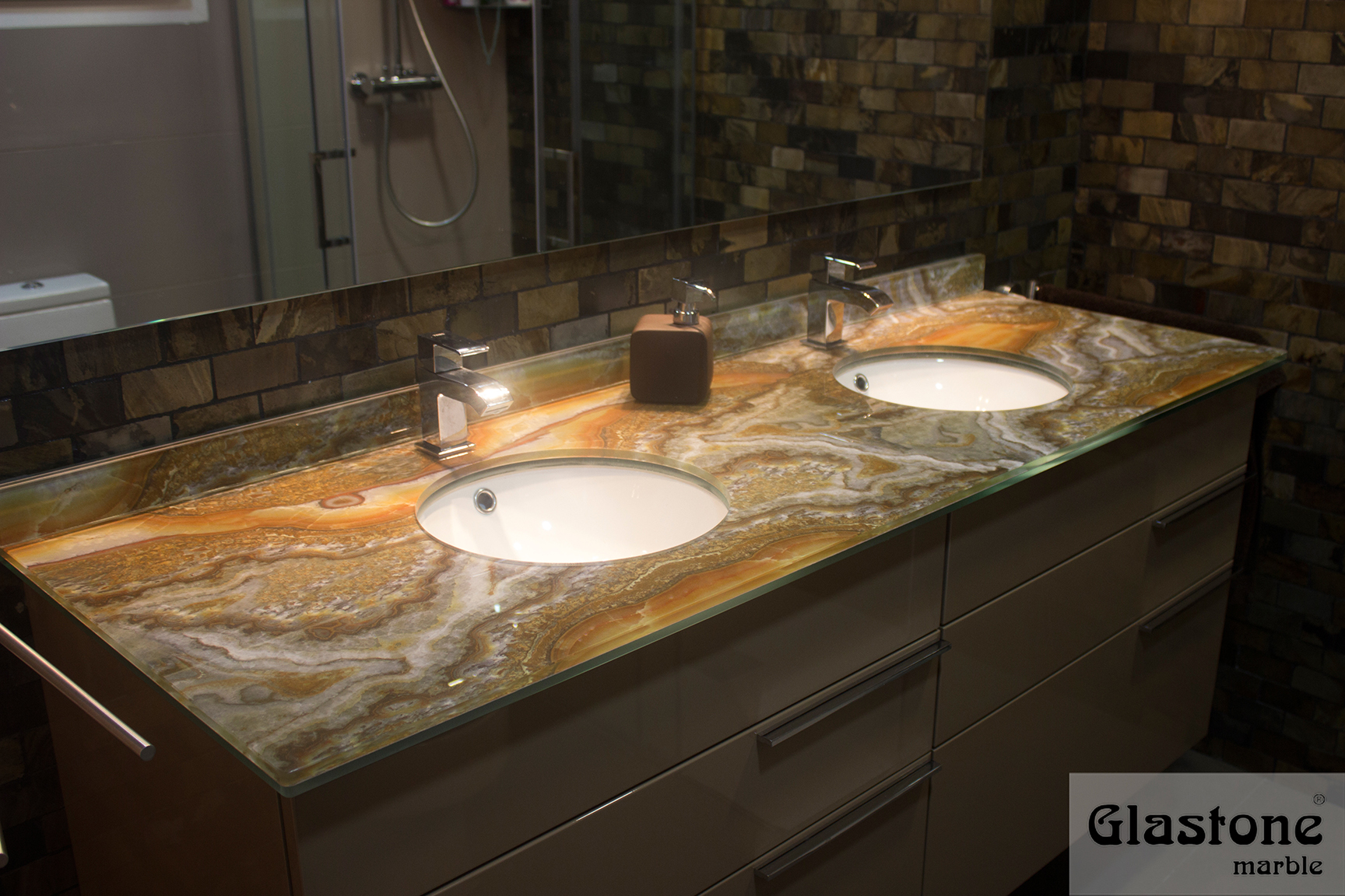 Baño style tradicional color marron, marron, blanco  diseñado por Glastone Marble, S.L.U. | Marca colaboradora 