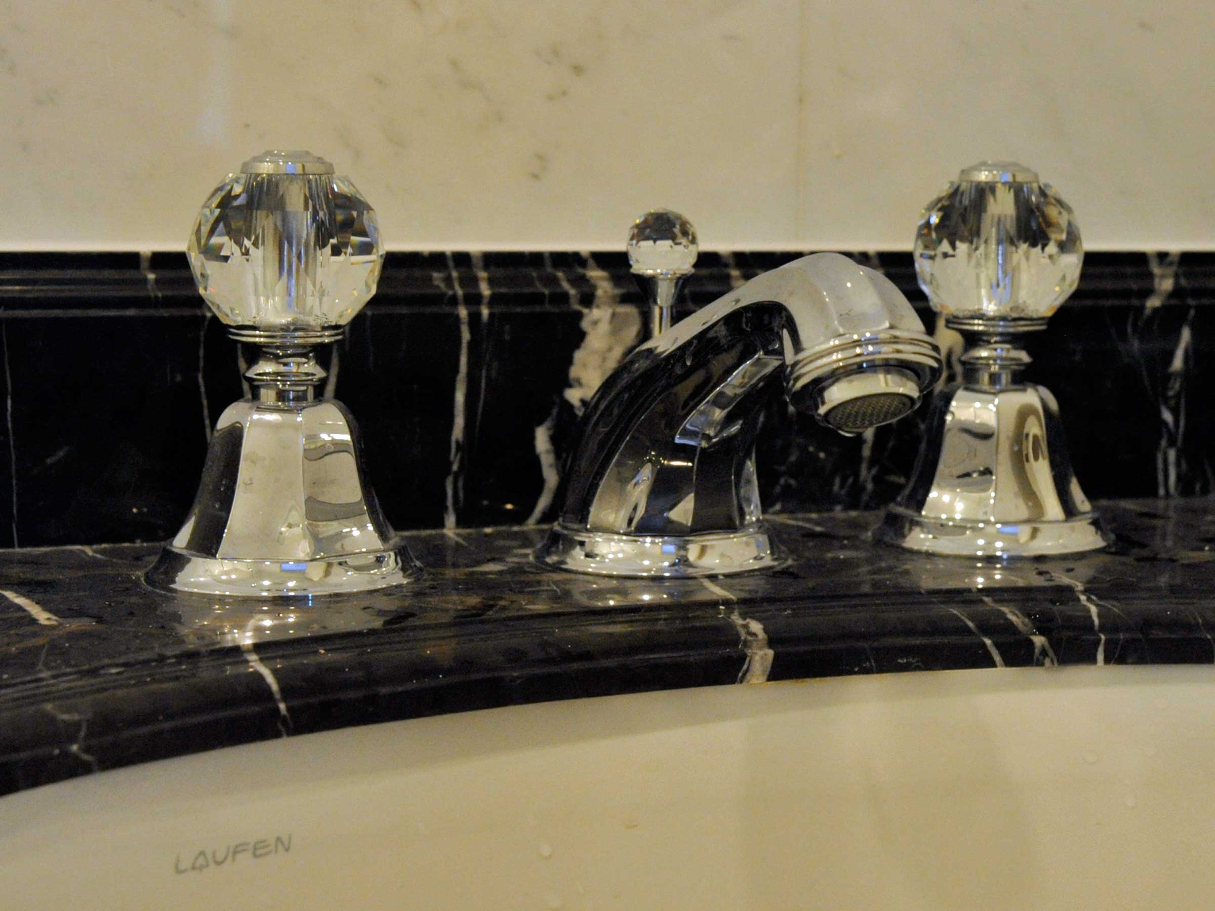 Baño style clasico color blanco  diseñado por Bronces Mestre S.A. | Marca colaboradora | Copyright si