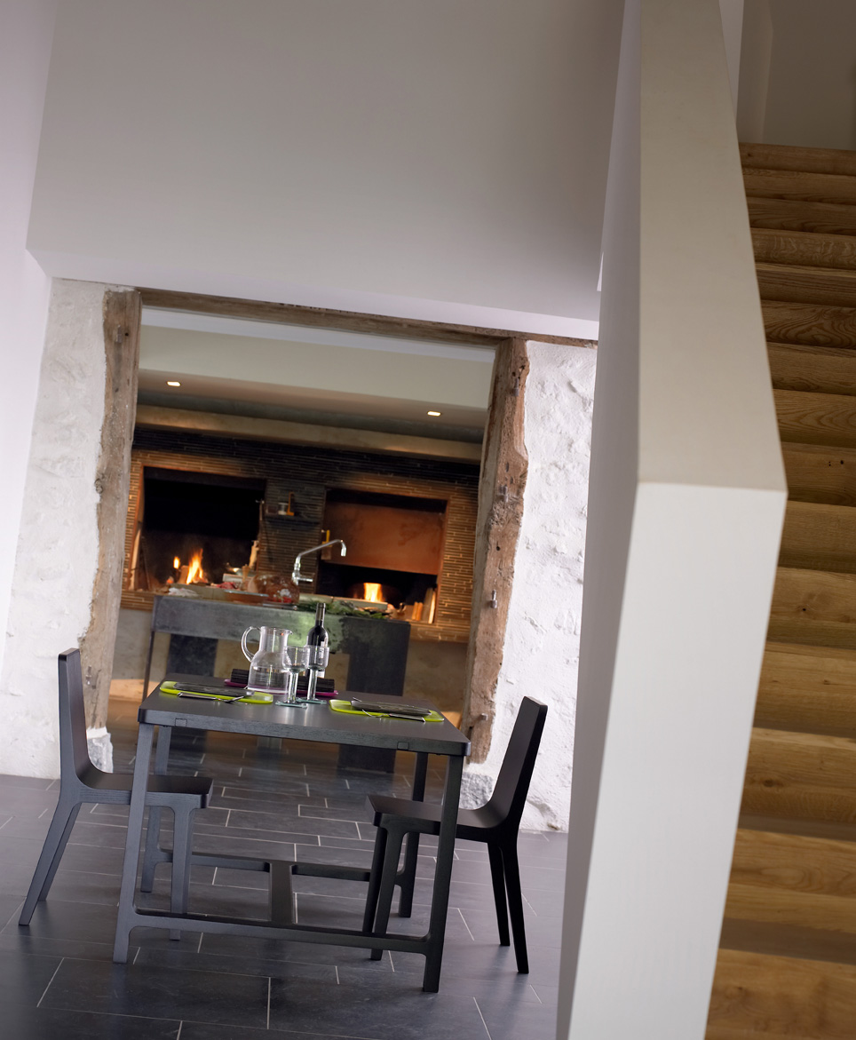 Comedor style contemporaneo color marron, beige, blanco, negro  diseñado por ALKI | Marca colaboradora 