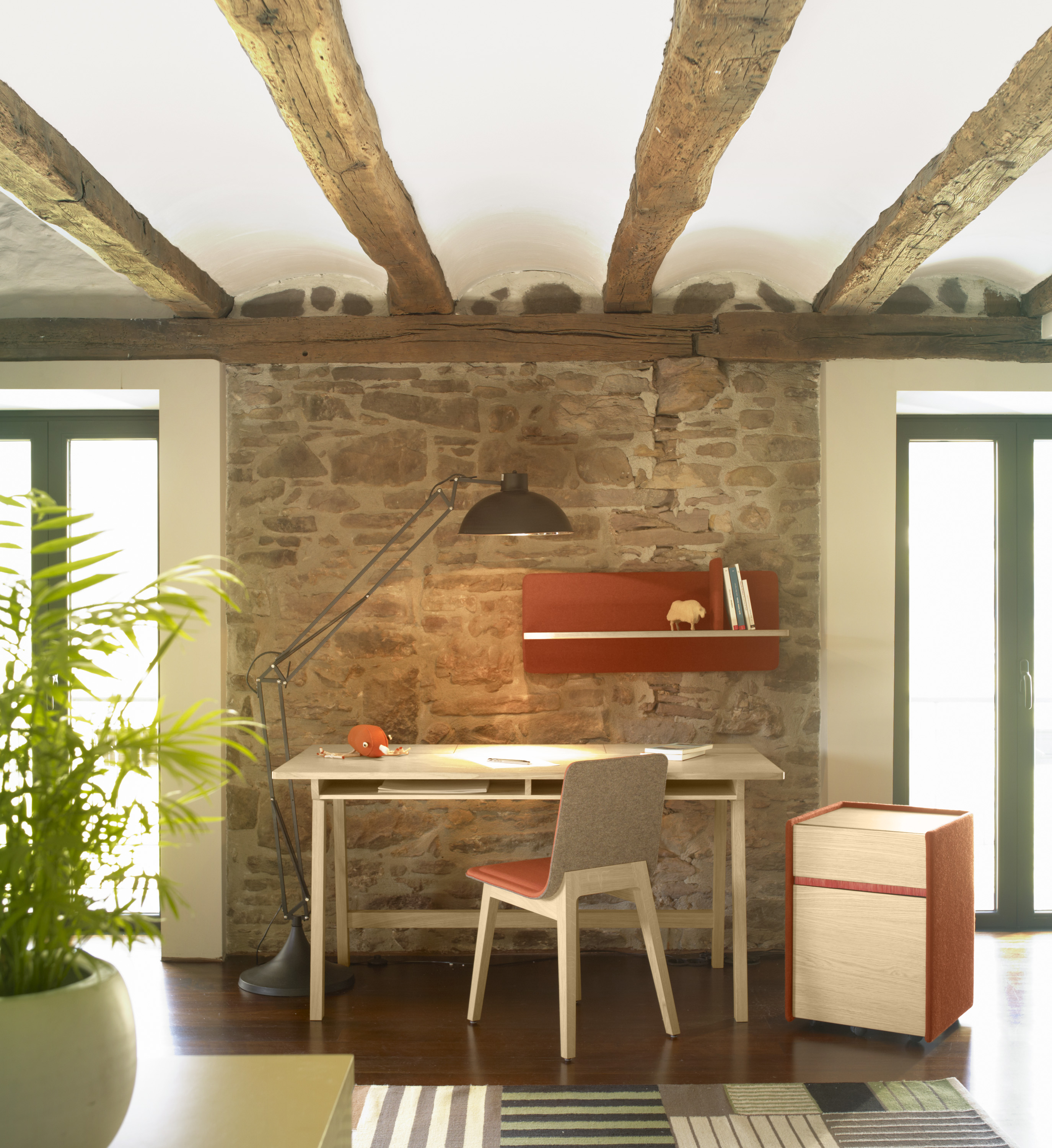 Oficina style contemporaneo color rojo, verde, marron, blanco  diseñado por ALKI | Marca colaboradora 
