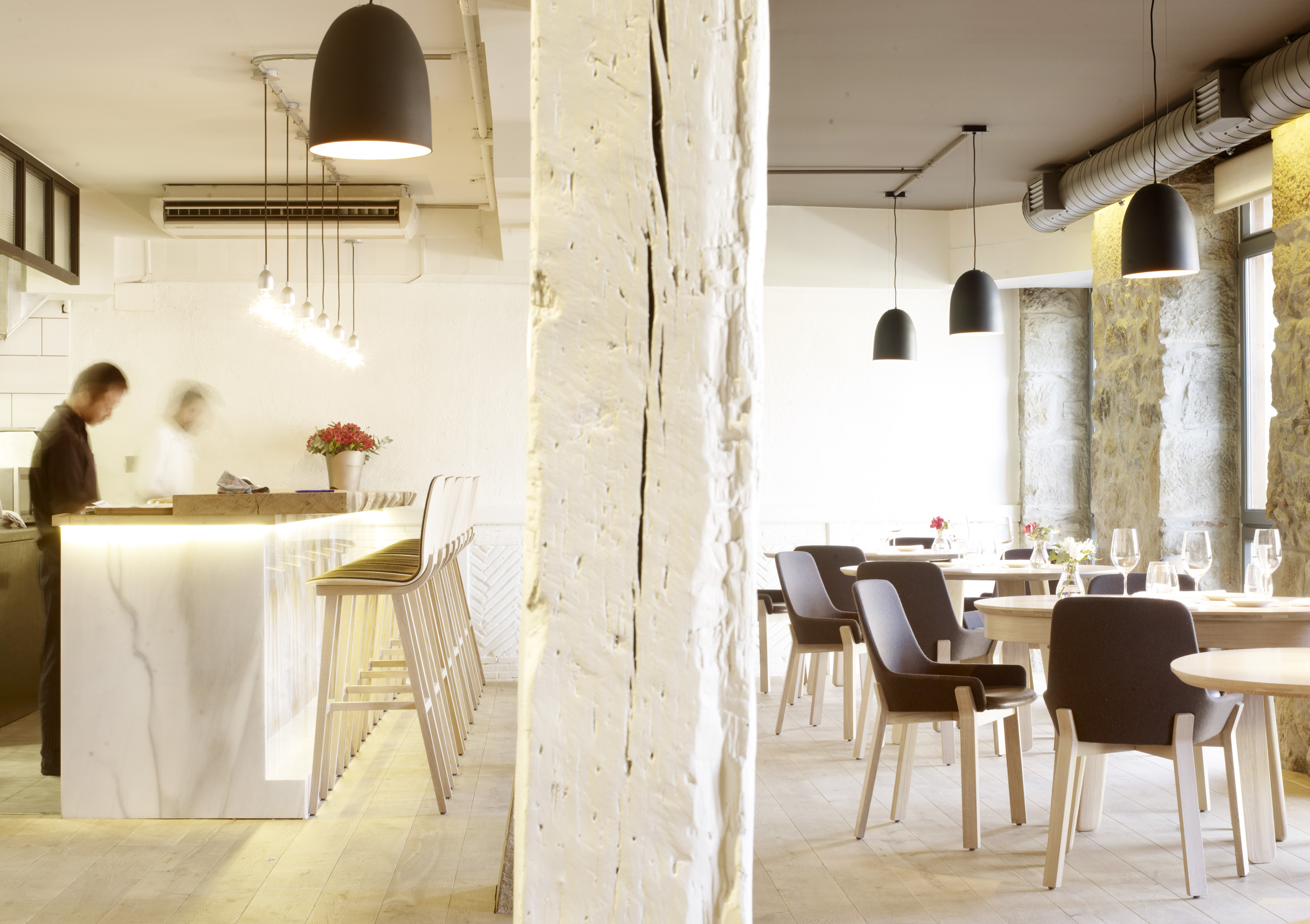 Restaurante, Cafeteria style contemporaneo color marron, blanco, negro  diseñado por ALKI | Marca colaboradora 