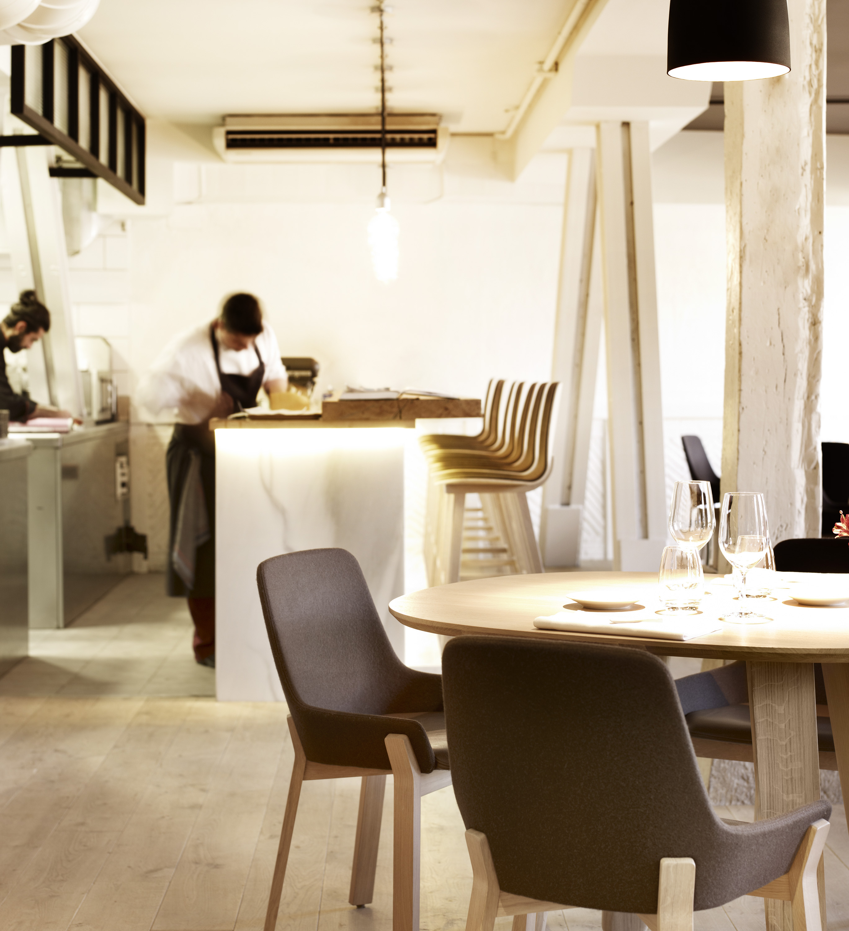 Restaurante, Cafeteria style contemporaneo color negro, plateado, bronce  diseñado por ALKI | Marca colaboradora 