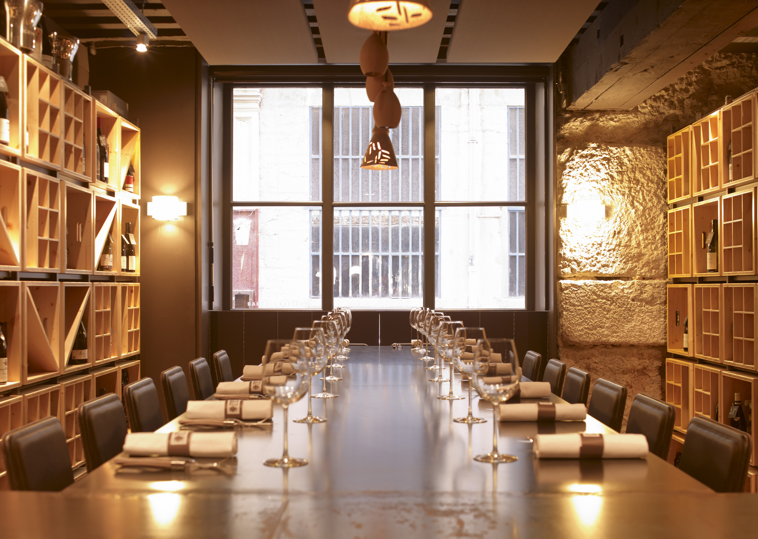 Restaurante, Cafeteria style contemporaneo color blanco, negro, bronce  diseñado por ALKI | Marca colaboradora 