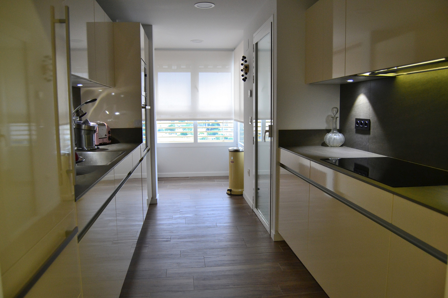Cocina style contemporaneo color beige, marron, blanco, gris  diseñado por Espacio Más Abierto | Marca colaboradora | Copyright Propiedad de Espacio Más Abierto