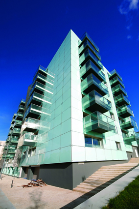 Balcon, Exterior style contemporaneo color marron, blanco, gris  diseñado por aparici | Marca colaboradora | Copyright Aparici