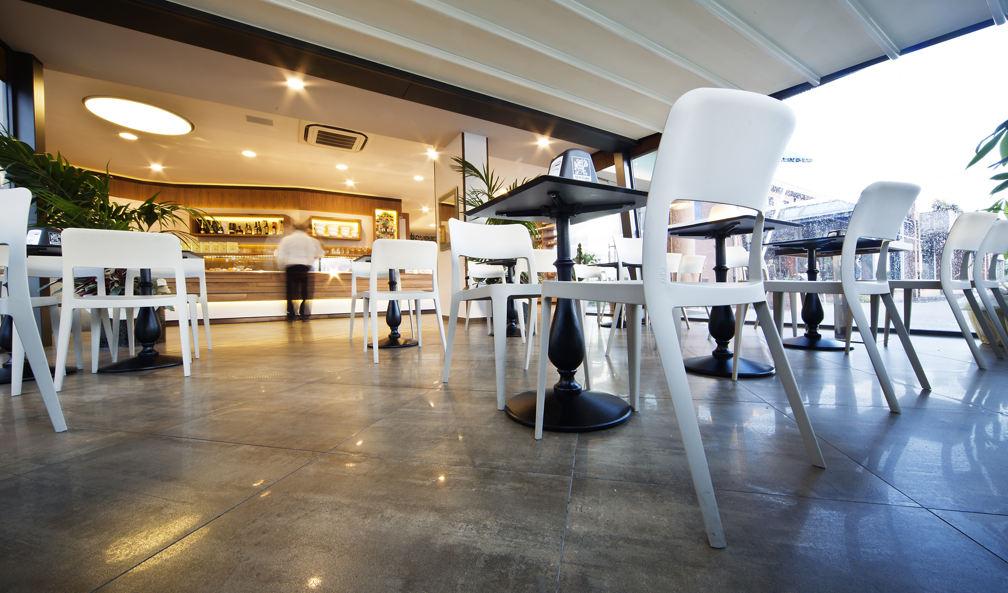 Restaurante style contemporaneo color blanco, gris, negro  diseñado por aparici | Marca colaboradora | Copyright Aparici