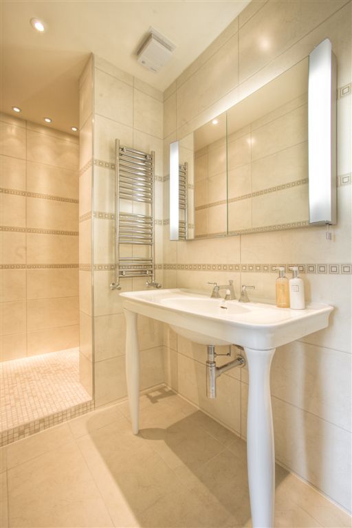 Baño style contemporaneo color beige, marron, blanco  diseñado por aparici | Marca colaboradora | Copyright Aparici