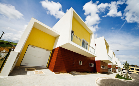 Exterior style moderno color amarillo, marron, blanco  diseñado por aparici | Marca colaboradora | Copyright Aparici