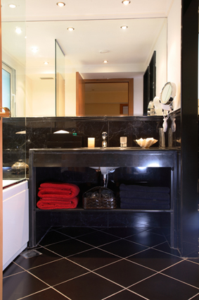 Baño style contemporaneo color rojo, blanco, negro  diseñado por aparici | Marca colaboradora | Copyright Aparici