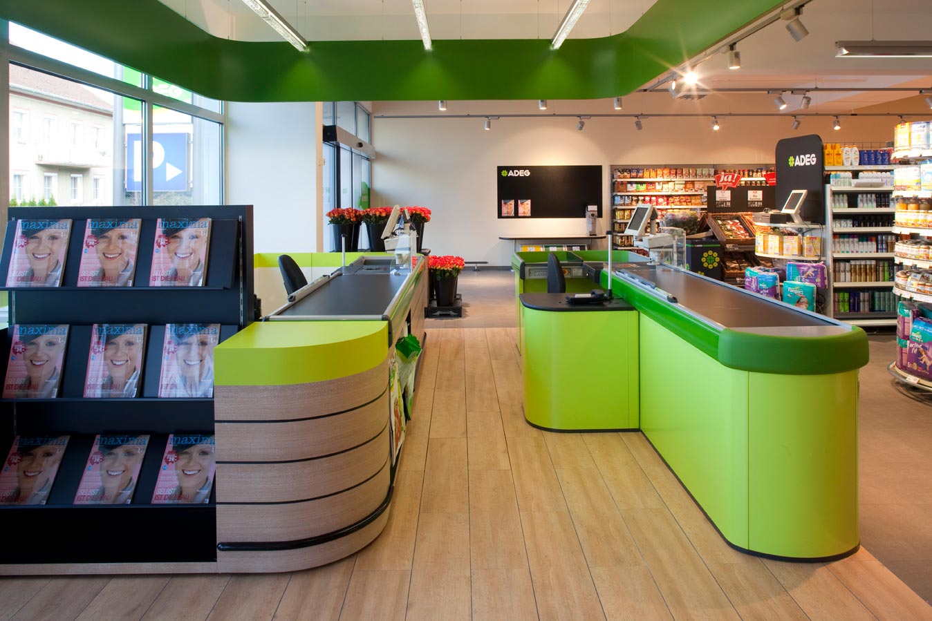 Tienda style contemporaneo color verde, marron, blanco  diseñado por aparici | Marca colaboradora | Copyright Aparici