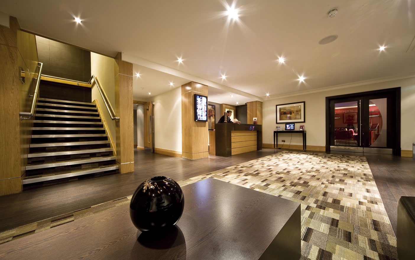 Hotel style contemporaneo color marron, marron, blanco, negro  diseñado por aparici | Marca colaboradora | Copyright Aparici