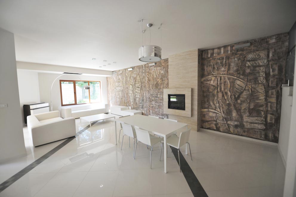 Sala de la TV style contemporaneo color beige, marron, blanco  diseñado por aparici | Marca colaboradora | Copyright Aparici