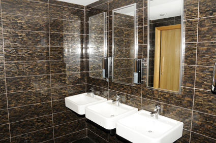 Baño style tradicional color marron, marron, blanco  diseñado por aparici | Marca colaboradora | Copyright Aparici