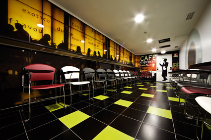 Cafeteria style moderno color rojo, amarillo, verde, blanco, negro  diseñado por aparici | Marca colaboradora | Copyright Aparici