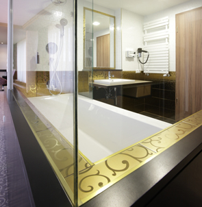Baño style contemporaneo color marron, blanco, negro, bronce  diseñado por aparici | Marca colaboradora | Copyright Aparici
