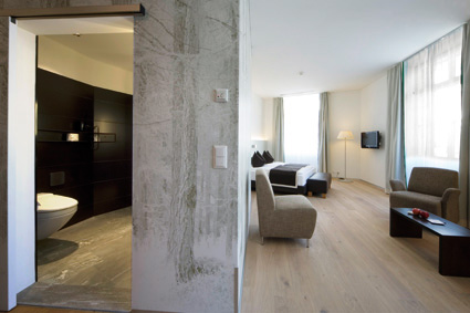 Baño, Dormitorio style contemporaneo color marron, blanco, gris, negro  diseñado por aparici | Marca colaboradora | Copyright Aparici