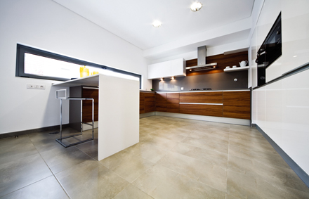 Cocina style contemporaneo color marron, blanco, negro  diseñado por aparici | Marca colaboradora | Copyright Aparici