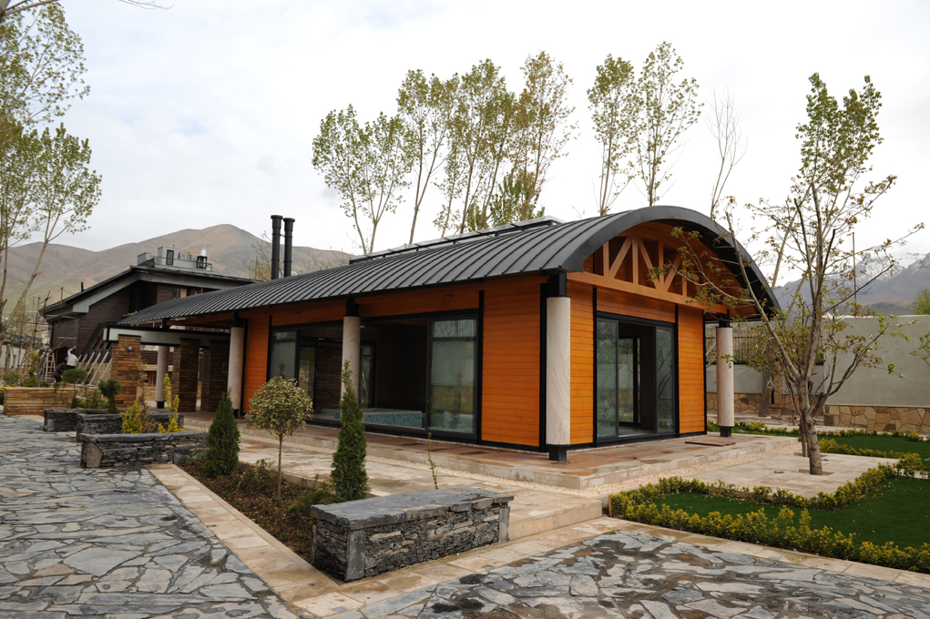 Exterior style moderno color ocre, beige, negro  diseñado por aparici | Marca colaboradora | Copyright Aparici