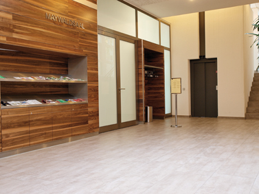 Vestibulo style clasico color beige, marron, gris, negro  diseñado por aparici | Marca colaboradora | Copyright Aparici