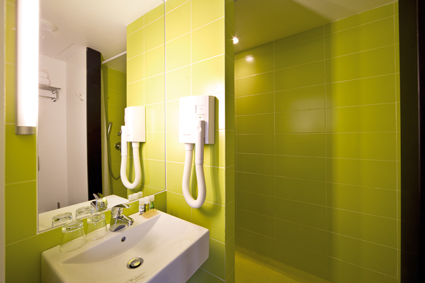 Baño style contemporaneo color verde, marron, blanco  diseñado por aparici | Marca colaboradora | Copyright Aparici