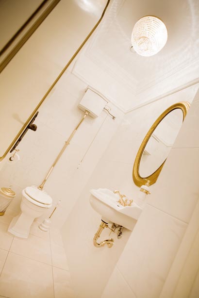 Baño style kitsch color blanco, bronce  diseñado por aparici | Marca colaboradora | Copyright Aparici