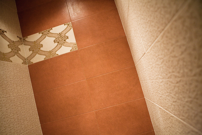 Salon style contemporaneo color marron, beige, marron, blanco  diseñado por aparici | Marca colaboradora | Copyright Aparici