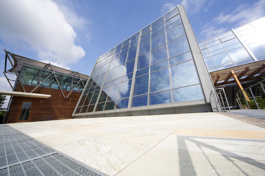 Exterior style moderno color beige, marron, gris, plateado  diseñado por aparici | Marca colaboradora | Copyright Aparici