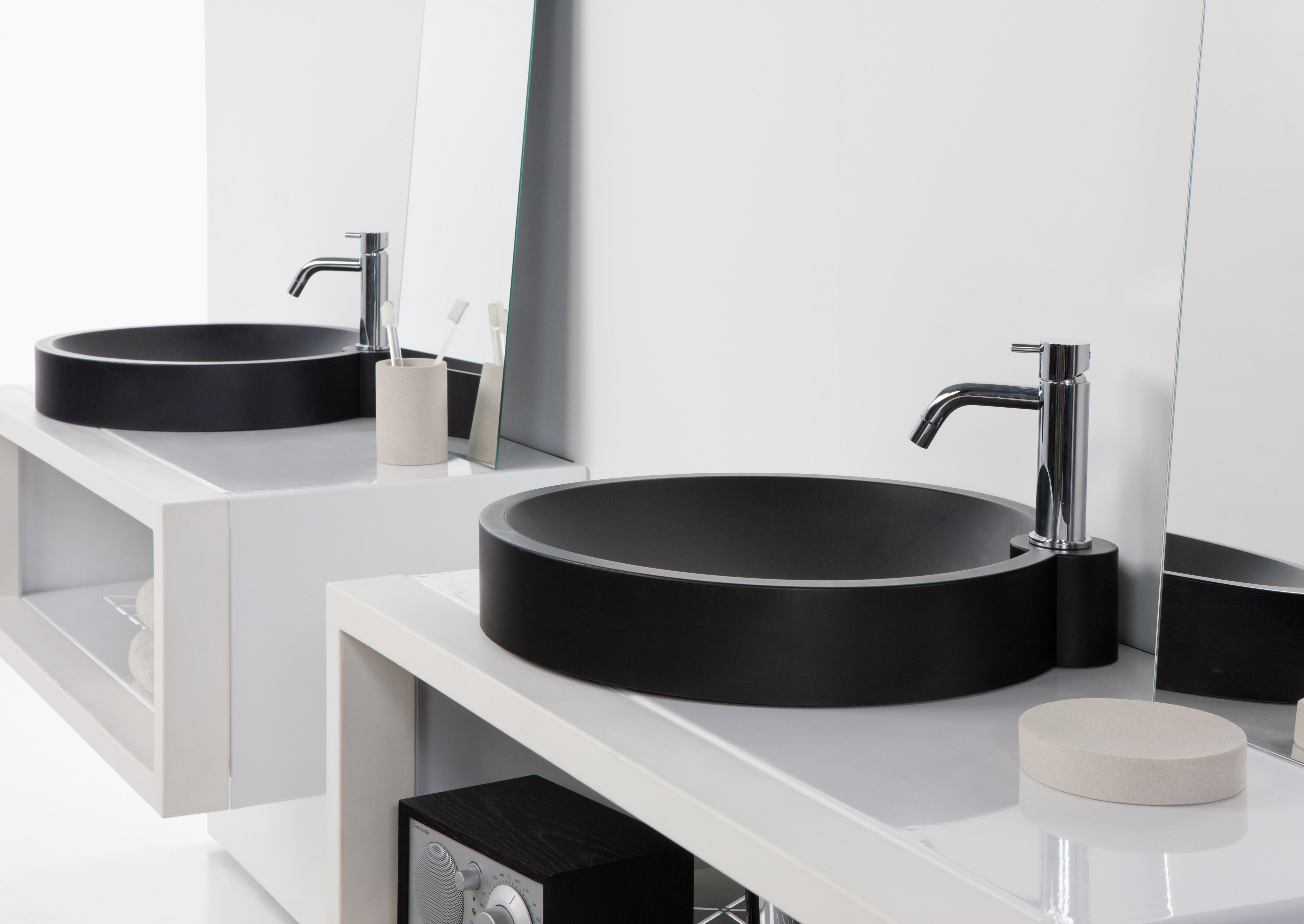 Baño style contemporaneo color blanco, negro  diseñado por Boing | Marca colaboradora 
