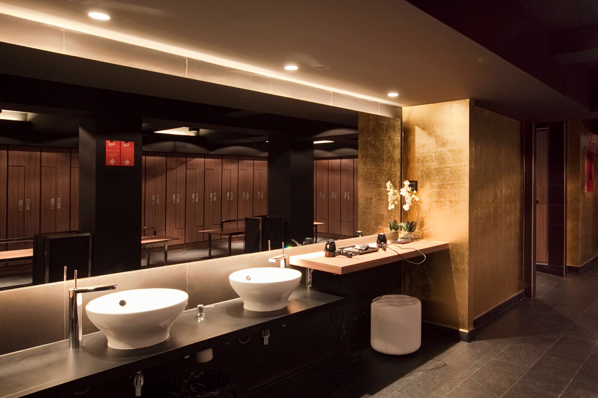 Baño, Gimnasio style clasico color blanco, gris, negro, bronce  diseñado por Sube Interiorismo  | Marca colaboradora 